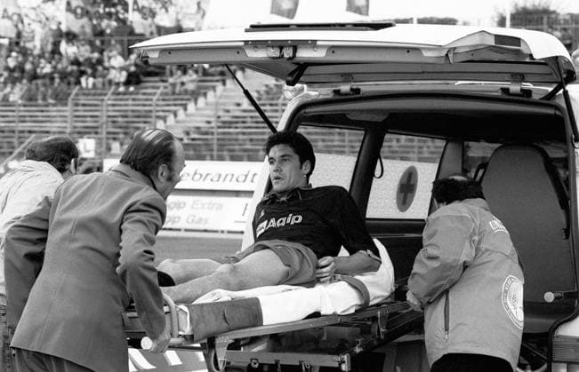 Archivbilder der Woche SPORT KW49 CFC vs Rot-Weiss Essen 16.10.1993, Chemnitz,12. Spieltag - 2. Bundesliga - Saison 1993 1994, CFC vs. Rot-Weiss Essen, Samstag, 16. Oktober 1993, 15:30 Uhr Sportforum, Chemnitz Zuschauer: 2.900 Schiedsrichter: Steinborn (Sinzig) Verletzt Sixten Veit *** CFC vs Rot Weiss Essen 16 10 1993, Chemnitz,12 Matchday 2 Bundesliga Season 1993 1994, CFC vs Rot Weiss Essen, Saturday, October 16, 1993, 3.30 pm Sportforum, Chemnitz Spectators 2 900 Referee Steinborn Sinzig Injured Sixten Veit
