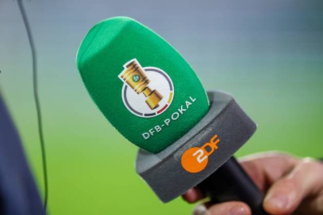 04.12.2024, Fußball, 1. FC Köln - Hertha BSC, Achtelfinale DFB-Pokal, RheinEnergieSTADION, Saison 2024 2025: Feature Nahaufnahme Mikrofon, ZDF, Interview Fernsehübertragung Moderation Detailfoto Detail Logo Emblem Symbolbild Symbolfoto DFB regulations prohibit any use of photographs as image sequences and or quasi-video. Nordrhein-Westfalen Deutschland