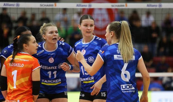 Stuttgart , Volleyball Bundesliga Frauen, Allianz MTV Stuttgart vs USC Münster , Jubel Stuttgart , von links: Roosa Koskelo Pauline Martin Charlotte Krenicky Antonia Stautz