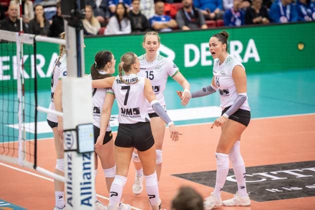 Mia Kirchhoff (USC Muenster, 15), Mitte, Mikala Mogensen (USC Muenster, 16), re. und Team - konzentrierte Blicke GER, Allianz MTV Stuttgart vs. USC Muenster, Volleyball Bundesliga, VBL, Spielzeit 2024 2025, 04.12.2024 GER, Allianz MTV Stuttgart vs. USC Muenster, Volleyball Bundesliga, VBL, Spielzeit 2024 2025, 04.12.2024 Stuttgart Copyright: xSandyxDinkelackerx EP_SDR