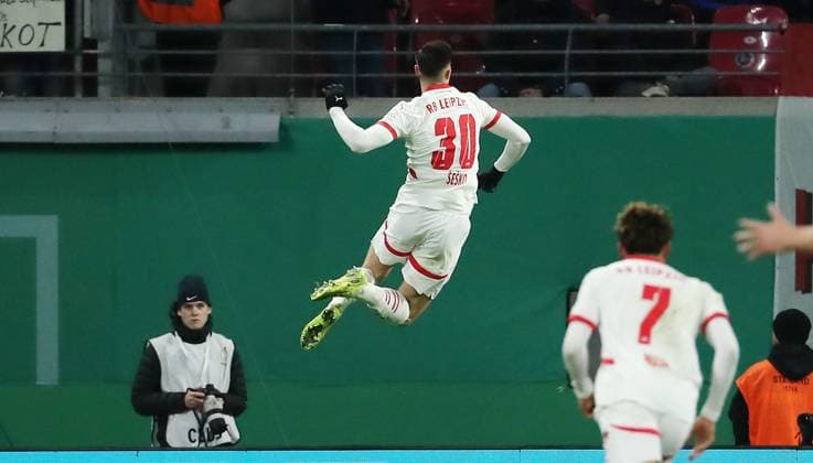 Sport Themen der Woche KW 49 Sport Bilder des Tages Benjamin Henrichs jubelt nach 1:0 Freude Emotion Jubel Fußball Fussball DFB Pokal Achtelfinale Bundesliga Herren Saison 2024 2025 04.12.2024 RasenBallsport RB Leipzig RBL vs. SG Eintracht Frankfurt SGE DFL regulations prohibit any use of photographs as image sequences and or quasi-video. *** Benjamin Henrichs cheers after 1 0 joy emotion jubilation sport soccer soccer DFB Pokal round of 16 Bundesliga men season 2024 2025 04 12 2024 RasenBallsport RB Leipzig RBL vs SG Eintracht Frankfurt SGE DFL regulations prohibit any use of photographs as image sequences and or quasi video