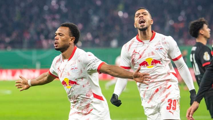 Sport Bilder des Tages 4.12..2024, Fußball, GER, Herren, DFB-Pokal, Achtelfinale, RB Leipzig - Eintracht Frankfurt Lois Openda (RB Leipzig, li.) bejubelt seinen Treffer zum 2:0. Benjamin Henrichs (RB Leipzig, re. Leipzig Red Bull Arena Sachsen Deutschland