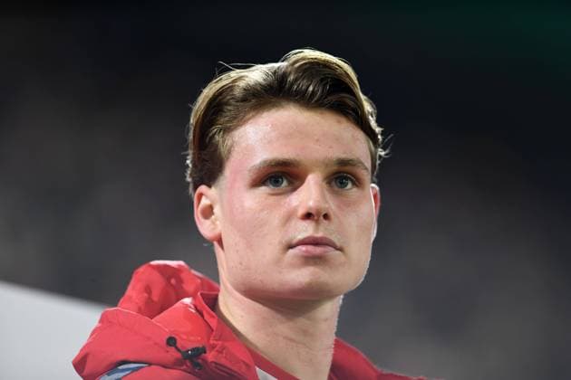 Torwart Jonas Urbig (1. FC Koeln) schaut waehrend des Spiels des Achtelfinals im DFB-Pokal zwischen 1. FC Köln und Hertha BSC Berlin im Rhein-Energie-Stadion am 04. December 2024 in Köln, Deutschland. (Foto von Ralf Treese DeFodi Images) +++ Torwart Jonas Urbig (1. FC Koeln) looks on during the DFB-Cup - round of 16 match between 1. FC Koeln and Hertha BSC Berlin at Rhein-Energie-Stadion on December 4, 2024 in Koeln, Germany. (Photo by Ralf Treese DeFodi Images) DFB DFL REGULATIONS PROHIBIT ANY USE OF PHOTOGRAPHS AS IMAGE SEQUENCES AND OR QUASI-VIDEO. Defodi-521_KOEBSC20241204_063