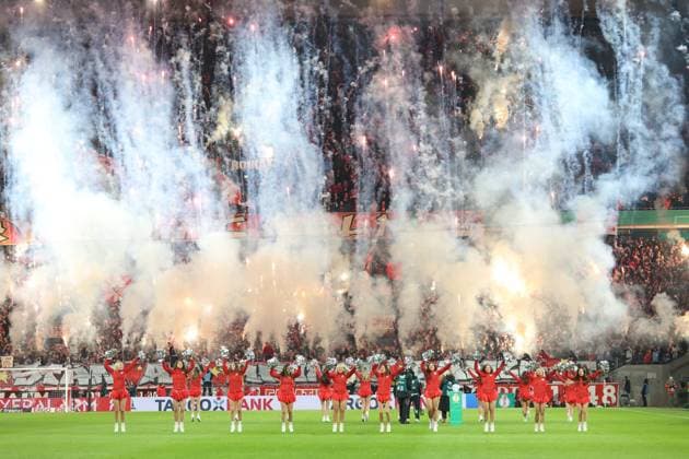 Bilder des Jahres 2024, Sport 12 Dezember Sport Themen der Woche KW 49 Feuerwerk in der Kölner Südkurve vor dem Anpfiff, Köln, Deutschland, 04.12.2024, DFB-Pokal Achtelfinale, 1. FC Köln - Hertha BSC Berlin. DFL REGULATIONS PROHIBIT ANY USE OF PHOTOGRAPHS AS IMAGE SEQUENCES AND OR QUASI-VIDEO *** Fireworks in the south curve of Cologne before kick-off, Cologne, Germany, 04 12 2024, DFB Pokal Round of 16, 1 FC Köln Hertha BSC Berlin DFL REGULATES PROHIBIT ANY USE OF PHOTOGRAPHS AS IMAGE SEQUENCES AND OR QUASI VIDEO
