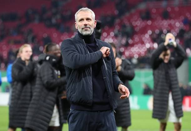 Sport Bilder des Tages 04.12.2024, xtgx, Fussball DFB Pokal 1 8 Finale, RB Leipzig - Eintracht Frankfurt emspor, v.l. Trainer Marco Rose (RB Leipzig) und team bedankt bedanken sich bei den Fans jubeln jubelt nach Spielende celebrate at the end of the match. (DFL DFB REGULATIONS PROHIBIT ANY USE OF PHOTOGRAPHS as IMAGE SEQUENCES and or QUASI-VIDEO) Leipzig
