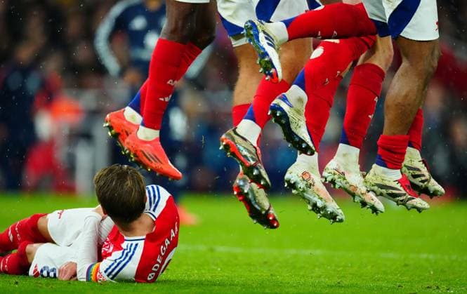 Bilder des Jahres 2024, Sport 12 Dezember Sport Themen der Woche KW 49 Sport Bilder des Tages The Arsenal defensive wall jumps as Martin Odegaard acts as a draught excluder Arsenal v Manchester United, ManU Premier League, Football, Emirates Stadium, London, UK - 04 Dec 2024 EDITORIAL USE ONLY No use with unauthorised audio, video, data, fixture lists, club league logos or live services. Online in-match use limited to 120 images, no video emulation. No use in betting, games or single club league player publications.  Copyright: xJavierxGarcia Shutterstockx 14963316r