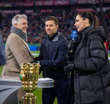 03.12.2024, Fussball DFB-Pokal 2024 2025, Achtelfinale, FC Bayern München - Bayer Leverkusen, in der Allianz-Arena München. Bastian Schweinsteiger am Spielfeldrand mit Trainer Xabi Alonso (Leverkusen) und ARD Moderatorin Esther Sedlaczek (Deutschland)