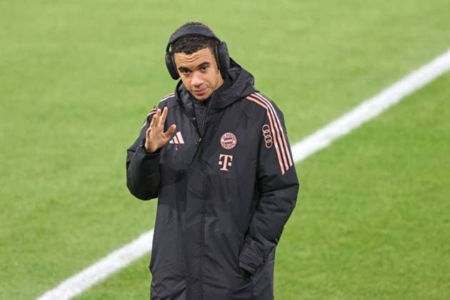 42 Jamal Musiala (FCB) Portraet, Portrait, Winterjacke, grüßt, vor dem Spiel, seine Fans, Fussball DFB-Pokal FC Bayern München - Bayer 04 Leverkusen 03.12.2024 Allianz Arena FOTO: Mladen Lackovic LakoPress