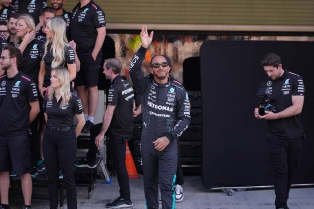 05.12.2024, Yas Marina Circuit, Abu Dhabi, Formula 1 Etihad Airways Abu Dhabi Grand Prix 2024 , im Bild Abschlussfoto des gesamten Mercedes-AMG Petronas Formel 1 Teams mit ihren Fahrern Lewis Hamilton (GBR), Mercedes-AMG Petronas Formula One Team und George Russell (GBR), Mercedes-AMG Petronas Formula One Team, Kimi Antonelli und Teamchef und Geschäftsführer Toto Wolff (Mercedes-AMG Petronas F1 Team). (Photo by Hasan Bratic DeFodi Images) Defodi-506_20241205_hbr_0950