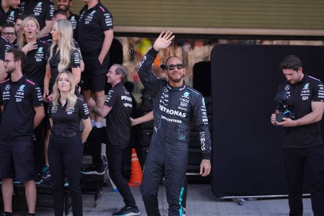 05.12.2024, Yas Marina Circuit, Abu Dhabi, Formula 1 Etihad Airways Abu Dhabi Grand Prix 2024 , im Bild Abschlussfoto des gesamten Mercedes-AMG Petronas Formel 1 Teams mit ihren Fahrern Lewis Hamilton (GBR), Mercedes-AMG Petronas Formula One Team und George Russell (GBR), Mercedes-AMG Petronas Formula One Team, Kimi Antonelli und Teamchef und Geschäftsführer Toto Wolff (Mercedes-AMG Petronas F1 Team). (Photo by Hasan Bratic DeFodi Images) Defodi-506_20241205_hbr_0953