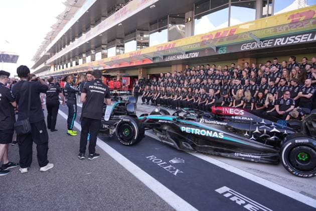 05.12.2024, Yas Marina Circuit, Abu Dhabi, Formula 1 Etihad Airways Abu Dhabi Grand Prix 2024 , im Bild Abschlussfoto des gesamten Mercedes-AMG Petronas Formel 1 Teams mit ihren Fahrern Lewis Hamilton (GBR), Mercedes-AMG Petronas Formula One Team und George Russell (GBR), Mercedes-AMG Petronas Formula One Team, Kimi Antonelli und Teamchef und Geschäftsführer Toto Wolff (Mercedes-AMG Petronas F1 Team). (Photo by Hasan Bratic DeFodi Images) Defodi-506_20241205_hbr_0977