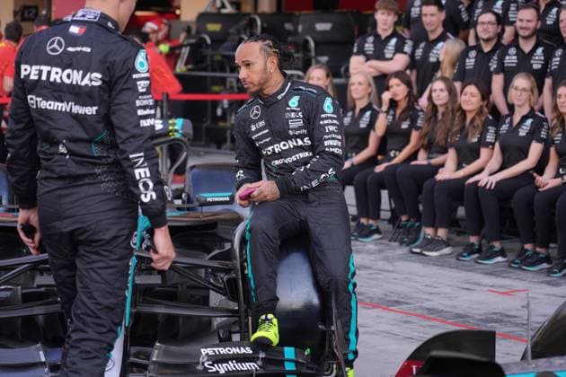 05.12.2024, Yas Marina Circuit, Abu Dhabi, Formula 1 Etihad Airways Abu Dhabi Grand Prix 2024 , im Bild Abschlussfoto des gesamten Mercedes-AMG Petronas Formel 1 Teams mit ihren Fahrern Lewis Hamilton (GBR), Mercedes-AMG Petronas Formula One Team und George Russell (GBR), Mercedes-AMG Petronas Formula One Team, Kimi Antonelli und Teamchef und Geschäftsführer Toto Wolff (Mercedes-AMG Petronas F1 Team). (Photo by Hasan Bratic DeFodi Images) Defodi-506_20241205_hbr_1000