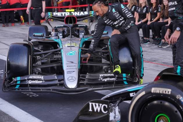 05.12.2024, Yas Marina Circuit, Abu Dhabi, Formula 1 Etihad Airways Abu Dhabi Grand Prix 2024 , im Bild Abschlussfoto des gesamten Mercedes-AMG Petronas Formel 1 Teams mit ihren Fahrern Lewis Hamilton (GBR), Mercedes-AMG Petronas Formula One Team und George Russell (GBR), Mercedes-AMG Petronas Formula One Team, Kimi Antonelli und Teamchef und Geschäftsführer Toto Wolff (Mercedes-AMG Petronas F1 Team). (Photo by Hasan Bratic DeFodi Images) Defodi-506_20241205_hbr_1008