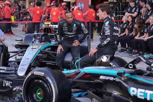05.12.2024, Yas Marina Circuit, Abu Dhabi, Formula 1 Etihad Airways Abu Dhabi Grand Prix 2024 , im Bild Abschlussfoto des gesamten Mercedes-AMG Petronas Formel 1 Teams mit ihren Fahrern Lewis Hamilton (GBR), Mercedes-AMG Petronas Formula One Team und George Russell (GBR), Mercedes-AMG Petronas Formula One Team, Kimi Antonelli und Teamchef und Geschäftsführer Toto Wolff (Mercedes-AMG Petronas F1 Team). (Photo by Hasan Bratic DeFodi Images) Defodi-506_20241205_hbr_1054