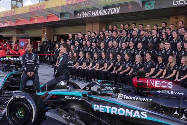 05.12.2024, Yas Marina Circuit, Abu Dhabi, Formula 1 Etihad Airways Abu Dhabi Grand Prix 2024 , im Bild Abschlussfoto des gesamten Mercedes-AMG Petronas Formel 1 Teams mit ihren Fahrern Lewis Hamilton (GBR), Mercedes-AMG Petronas Formula One Team und George Russell (GBR), Mercedes-AMG Petronas Formula One Team, Kimi Antonelli und Teamchef und Geschäftsführer Toto Wolff (Mercedes-AMG Petronas F1 Team). (Photo by Hasan Bratic DeFodi Images) Defodi-506_20241205_hbr_1090