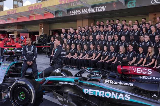 05.12.2024, Yas Marina Circuit, Abu Dhabi, Formula 1 Etihad Airways Abu Dhabi Grand Prix 2024 , im Bild Abschlussfoto des gesamten Mercedes-AMG Petronas Formel 1 Teams mit ihren Fahrern Lewis Hamilton (GBR), Mercedes-AMG Petronas Formula One Team und George Russell (GBR), Mercedes-AMG Petronas Formula One Team, Kimi Antonelli und Teamchef und Geschäftsführer Toto Wolff (Mercedes-AMG Petronas F1 Team). (Photo by Hasan Bratic DeFodi Images) Defodi-506_20241205_hbr_1095