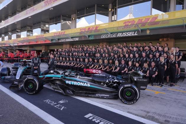 05.12.2024, Yas Marina Circuit, Abu Dhabi, Formula 1 Etihad Airways Abu Dhabi Grand Prix 2024 , im Bild Abschlussfoto des gesamten Mercedes-AMG Petronas Formel 1 Teams mit ihren Fahrern Lewis Hamilton (GBR), Mercedes-AMG Petronas Formula One Team und George Russell (GBR), Mercedes-AMG Petronas Formula One Team, Kimi Antonelli und Teamchef und Geschäftsführer Toto Wolff (Mercedes-AMG Petronas F1 Team). (Photo by Hasan Bratic DeFodi Images) Defodi-506_20241205_hbr_1099