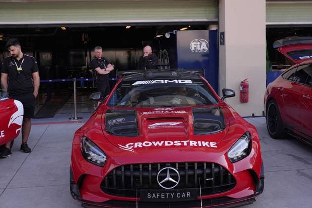 05.12.2024, Yas Marina Circuit, Abu Dhabi, Formula 1 Etihad Airways Abu Dhabi Grand Prix 2024 , im Bild Der neue FIA Renndirektor Rui Marques im Safetry Car von Bernd Mayländer. (Photo by Hasan Bratic DeFodi Images) Defodi-506_20241205_hbr_1168