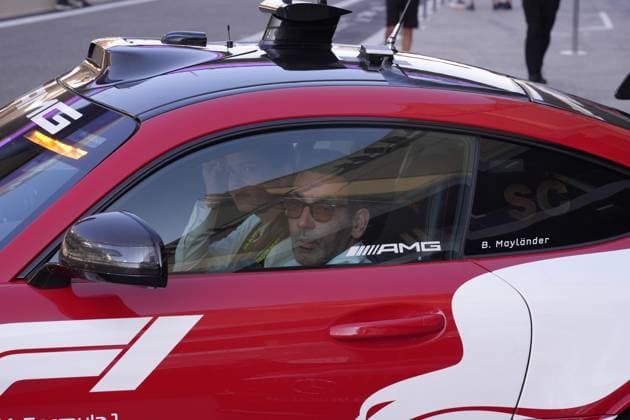 05.12.2024, Yas Marina Circuit, Abu Dhabi, Formula 1 Etihad Airways Abu Dhabi Grand Prix 2024 , im Bild Der neue FIA Renndirektor Rui Marques im Safetry Car von Bernd Mayländer. (Photo by Hasan Bratic DeFodi Images) Defodi-506_20241205_hbr_1174