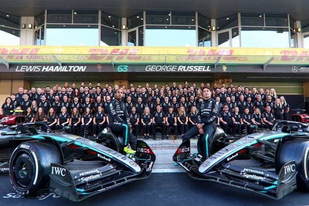 Lewis Hamilton of Great Britain and Mercedes AMG Petronas F1 Team and George Russell of Great Britain and Mercedes AMG Petronas F1 Team gestikuliert, Gestik, Previews, F1 Grand Prix of Abu Dhabi, Yas Marina Circuit am 05. December 2024 in Abu Dhabi, United Arab Emirates. (Foto von Diogo Cardoso DeFodi Images) Lewis Hamilton of Great Britain and Mercedes AMG Petronas F1 Team and George Russell of Great Britain and Mercedes AMG Petronas F1 Team pose for the end of the season team photo, Previews, F1 Grand Prix of Abu Dhabi, Yas Marina Circuit on December 5, 2024 in Abu Dhabi, United Arab Emirates. (Photo by Diogo Cardoso DeFodi Images) Defodi-645_f1abu20241205_002