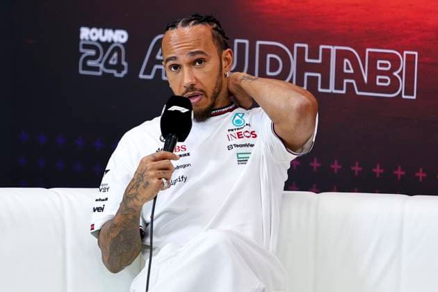 Lewis Hamilton of Great Britain and Mercedes AMG Petronas F1 Team gestikuliert, Gestik, Previews, F1 Grand Prix of Abu Dhabi, Yas Marina Circuit am 05. December 2024 in Abu Dhabi, United Arab Emirates. (Foto von Diogo Cardoso DeFodi Images) Lewis Hamilton of Great Britain and Mercedes AMG Petronas F1 Team gestures during the press conference, PK, Pressekonferenz Previews, F1 Grand Prix of Abu Dhabi, Yas Marina Circuit on December 5, 2024 in Abu Dhabi, United Arab Emirates. (Photo by Diogo Cardoso DeFodi Images) Defodi-645_f1abu20241205_010