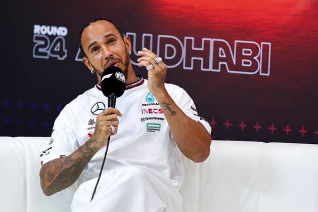 Lewis Hamilton of Great Britain and Mercedes AMG Petronas F1 Team gestikuliert, Gestik, Previews, F1 Grand Prix of Abu Dhabi, Yas Marina Circuit am 05. December 2024 in Abu Dhabi, United Arab Emirates. (Foto von Diogo Cardoso DeFodi Images) Lewis Hamilton of Great Britain and Mercedes AMG Petronas F1 Team gestures during the press conference, PK, Pressekonferenz Previews, F1 Grand Prix of Abu Dhabi, Yas Marina Circuit on December 5, 2024 in Abu Dhabi, United Arab Emirates. (Photo by Diogo Cardoso DeFodi Images) Defodi-645_f1abu20241205_011