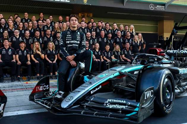 Lewis Hamilton of Great Britain and Mercedes AMG Petronas F1 Team and George Russell of Great Britain and Mercedes AMG Petronas F1 Team gestikuliert, Gestik, Previews, F1 Grand Prix of Abu Dhabi, Yas Marina Circuit am 05. December 2024 in Abu Dhabi, United Arab Emirates. (Foto von Diogo Cardoso DeFodi Images) Lewis Hamilton of Great Britain and Mercedes AMG Petronas F1 Team and George Russell of Great Britain and Mercedes AMG Petronas F1 Team pose for the end of the season team photo, Previews, F1 Grand Prix of Abu Dhabi, Yas Marina Circuit on December 5, 2024 in Abu Dhabi, United Arab Emirates. (Photo by Diogo Cardoso DeFodi Images) Defodi-645_f1abu20241205_032