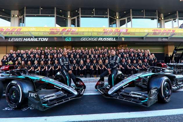Lewis Hamilton of Great Britain and Mercedes AMG Petronas F1 Team and George Russell of Great Britain and Mercedes AMG Petronas F1 Team gestikuliert, Gestik, Previews, F1 Grand Prix of Abu Dhabi, Yas Marina Circuit am 05. December 2024 in Abu Dhabi, United Arab Emirates. (Foto von Diogo Cardoso DeFodi Images) Lewis Hamilton of Great Britain and Mercedes AMG Petronas F1 Team and George Russell of Great Britain and Mercedes AMG Petronas F1 Team pose for the end of the season team photo, Previews, F1 Grand Prix of Abu Dhabi, Yas Marina Circuit on December 5, 2024 in Abu Dhabi, United Arab Emirates. (Photo by Diogo Cardoso DeFodi Images) Defodi-645_f1abu20241205_034