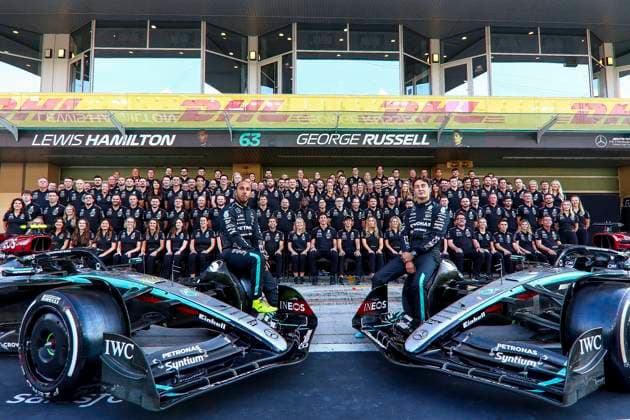 Lewis Hamilton of Great Britain and Mercedes AMG Petronas F1 Team and George Russell of Great Britain and Mercedes AMG Petronas F1 Team gestikuliert, Gestik, Previews, F1 Grand Prix of Abu Dhabi, Yas Marina Circuit am 05. December 2024 in Abu Dhabi, United Arab Emirates. (Foto von Diogo Cardoso DeFodi Images) Lewis Hamilton of Great Britain and Mercedes AMG Petronas F1 Team and George Russell of Great Britain and Mercedes AMG Petronas F1 Team pose for the end of the season team photo, Previews, F1 Grand Prix of Abu Dhabi, Yas Marina Circuit on December 5, 2024 in Abu Dhabi, United Arab Emirates. (Photo by Diogo Cardoso DeFodi Images) Defodi-645_f1abu20241205_036