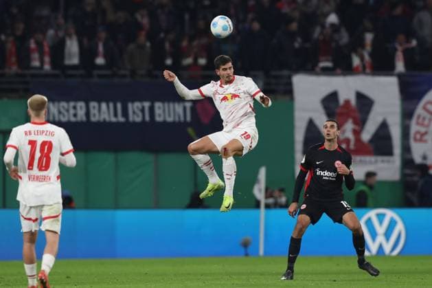 04.12.2024, xtgx, Fussball DFB Pokal 1 8 Finale, RB Leipzig - Eintracht Frankfurt emspor, v.l. Andre Silva (Leipzig, 19) Kopfball (DFL DFB REGULATIONS PROHIBIT ANY USE OF PHOTOGRAPHS as IMAGE SEQUENCES and or QUASI-VIDEO) Leipzig