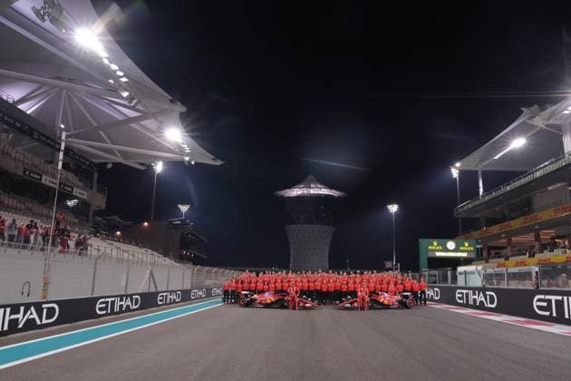05.12.2024, Yas Marina Circuit, Abu Dhabi, Formula 1 Etihad Airways Abu Dhabi Grand Prix 2024 , im Bild Abschlussfoto von Ferrari mit Charles Leclerc (MCO), Scuderia Ferrari HP, seinem Bruder Arthur Leclerc und Carlos Sainz Jr. (ESP), Scuderia Ferrari HP. (Photo by Hasan Bratic DeFodi Images) Defodi-506_20241205_hbr_1432