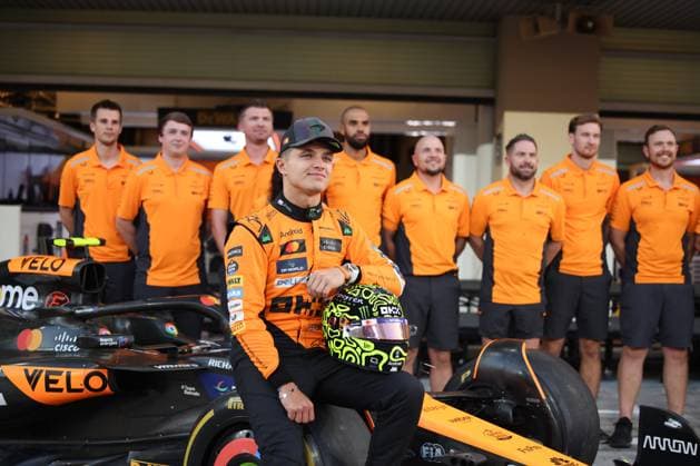 Lando Norris (McLaren Formula 1 Team, 04), Teamfoto, ARE, Formel 1 Weltmeisterschaft, Abu Dhabi Grand Prix, Yas Marina Circuit, Media Day, 05.12.2024 ARE, Formel 1 Weltmeisterschaft, Abu Dhabi Grand Prix, Vereinigte Arabische Emirate, Yas Marina Circuit, 05.12.2024 Abu Dhabi Copyright: xEibner-Pressefoto AnnikaxGrafx EP_AGF
