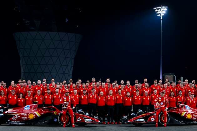 Charles Leclerc of Monaco and Ferrari, Carlos Sainz of Spain and Ferrari, Frederic Vasseur, Team Principal of Ferrari, and the rest of the Ferrari Team pose fur das Saisonabschlussfoto, Previews, F1 Grand Prix of Abu Dhabi, Yas Marina Circuit am 05. December 2024 in Abu Dhabi, United Arab Emirates. (Foto von Diogo Cardoso DeFodi Images) Charles Leclerc of Monaco and Ferrari, Carlos Sainz of Spain and Ferrari, Frederic Vasseur, Team Principal of Ferrari, and the rest of the Ferrari Team pose for the end of the season photo, Previews, F1 Grand Prix of Abu Dhabi, Yas Marina Circuit on December 5, 2024 in Abu Dhabi, United Arab Emirates. (Photo by Diogo Cardoso DeFodi Images) Defodi-IQ9A6027