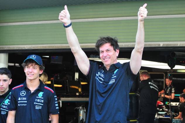 05.12.2024, Yas Marina Circuit, Abu Dhabi, Formula 1 Etihad Airways Abu Dhabi Grand Prix 2024 , im Bild Teamchef und Geschäftsführer Toto Wolff (Mercedes-AMG Petronas F1 Team) mit seinem Fahrer für 2025, Andrea Kimi Antonelli. (Photo by Hasan Bratic DeFodi Images) Defodi-506_20241205_hbr_1602