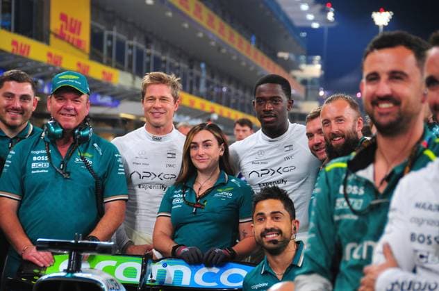 05.12.2024, Yas Marina Circuit, Abu Dhabi, Formula 1 Etihad Airways Abu Dhabi Grand Prix 2024 , im Bild Die Schauspieler Brad Pitt und Damson Idris bei den Mechanikern vom Aston Martin Aramco Cognizant Formula One Team (Photo by Hasan Bratic DeFodi Images) Defodi-506_20241205_hbr_1628