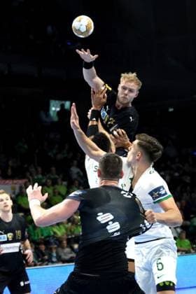 Bilder des Jahres 2024, Sport 12 Dezember Sport Themen der Woche KW 49 Sport Bilder des Tages DEU, EHF Champions LeagueFuechse Berlin vs. Sporting Lissabon, 05.12.2024, Max-Schmeling-Halle, Berlin, DEU, EHF Champions LeagueFuechse Berlin vs. Sporting Lissabon, im Bild Matthes Langhoff (Fuechse Berlin 25) Foto: Juergen Engler nordphoto GmbH *** DEU, EHF Champions LeagueFuechse Berlin vs Sporting Lisbon, 05 12 2024, Max Schmeling Halle, Berlin, DEU, EHF Champions LeagueFuechse Berlin vs Sporting Lisbon, in the picture Matthes Langhoff Fuechse Berlin 25 Photo Juergen Engler nordphoto GmbH nordphotoxGmbHx xEngler nph00076