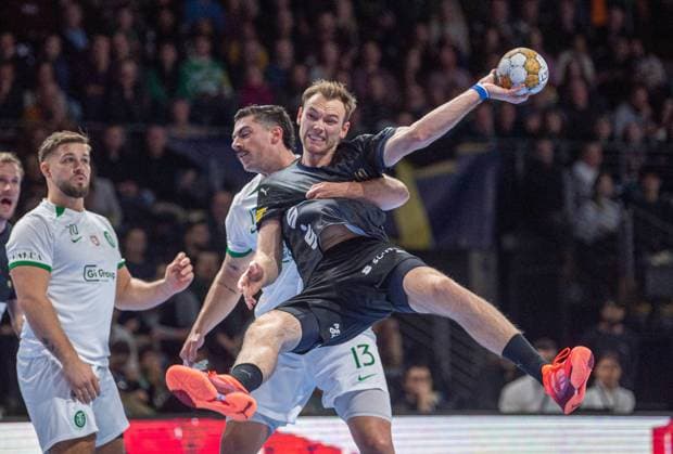 Bilder des Jahres 2024, Sport 12 Dezember Sport Themen der Woche KW 49 Sport Bilder des Tages Handball, Herren, Saison 2024 2025, Champions League (Gruppe A, 10. Spieltag), Füchse Berlin - Sporting CP Lissabon, v.l. William Höghielm (Sporting CP), Salvador Martinho Rocha Nogueira Salvador (Sporting CP), Mathias Gidsel (Füchse Berlin), 05.12.2024, *** Handball, Men, Season 2024 2025, Champions League Group A, Matchday 10 , Füchse Berlin Sporting CP Lisbon, f l William Höghielm Sporting CP , Salvador Martinho Rocha Nogueira Salvador Sporting CP , Mathias Gidsel Füchse Berlin , 05 12 2024, Copyright: xSebastianxRäppold MatthiasxKochx