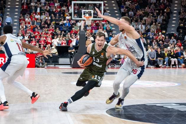 Sport Bilder des Tages Andreas Obst 13 (FC Bayern Basketball), Tadas Sedekerskis 8 (Baskonia Vitoria-Gasteiz), FC Bayern Basketball vs. Baskonia Vitoria-Gasteiz, EuroLeague 14. Spieltag, 05.12.2024 Muenchen Bayern Deutschland