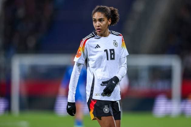 02.12.2024, Fußball Länderspiel Frauen, Deutschland - Italien, Vonovia-Ruhrstadion Bochum, Saison 2024 2025: Cora Zicai (GER 18) DFB regulations prohibit any use of photographs as image sequences and or quasi-video. Nordrhein-Westfalen Deutschland