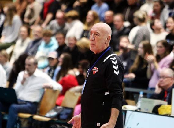 headcoach Nedim OEZBET (Ankara), He-Volleyballl, CEV Challenge Cup, 2024 25, WWK Volleys Herrsching vs SK Ankara, 05.12.24, GCDW Arena, Herrsching Copyright: WolfgangxFehrmann