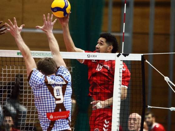 von links Eric BURGGRAEF(Herrsching), Thomas MUAGUTUTIA (Ankara), He-Volleyballl, CEV Challenge Cup, 2024 25, WWK Volleys Herrsching vs SK Ankara, 05.12.24, GCDW Arena, Herrsching Copyright: WolfgangxFehrmann