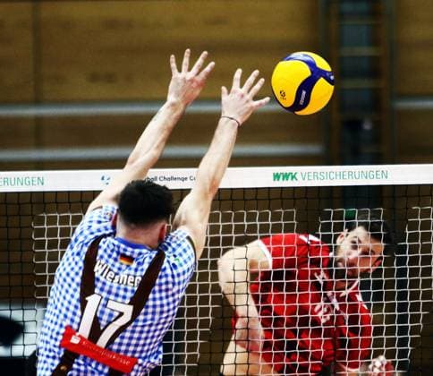 von links Jannes WIESNER (Herrsching), <Mustafa KOC (Ankara), He-Volleyballl, CEV Challenge Cup, 2024 25, WWK Volleys Herrsching vs SK Ankara, 05.12.24, GCDW Arena, Herrsching Copyright: WolfgangxFehrmann
