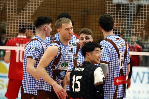 Herrschinger Freude nach Punktgewinn, He-Volleyballl, CEV Challenge Cup, 2024 25, WWK Volleys Herrsching vs SK Ankara, 05.12.24, GCDW Arena, Herrsching Copyright: WolfgangxFehrmann