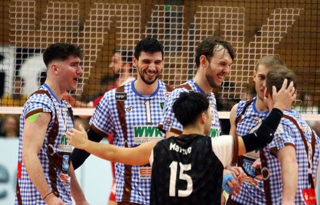 Herrschinger Freude nach PUnktgwinn, He-Volleyballl, CEV Challenge Cup, 2024 25, WWK Volleys Herrsching vs SK Ankara, 05.12.24, GCDW Arena, Herrsching Copyright: WolfgangxFehrmann