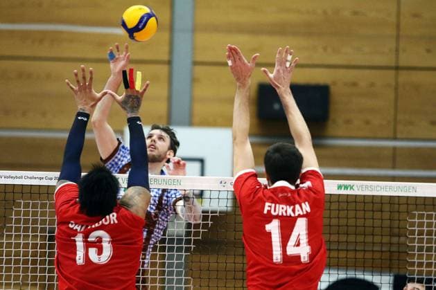 von links Salvador HIDALGO OLIVA (Ankara), Filip JOHN (Herrsching), Oemer DUR (Ankara), He-Volleyballl, CEV Challenge Cup, 2024 25, WWK Volleys Herrsching vs SK Ankara, 05.12.24, GCDW Arena, Herrsching Copyright: WolfgangxFehrmann