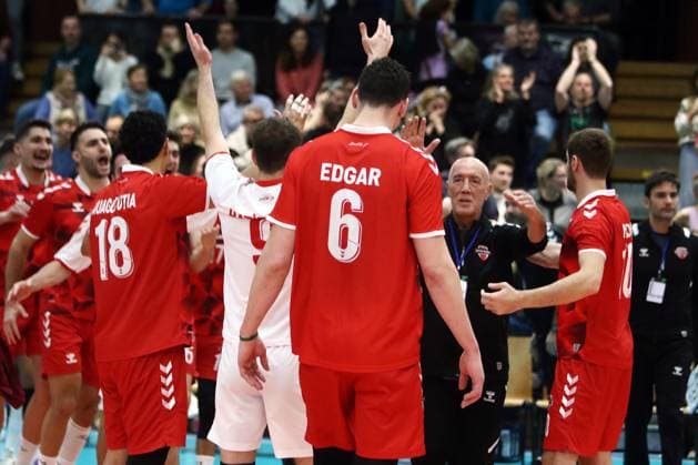 Ankara Spieler mit Trainer nach dem Sieg, He-Volleyballl, CEV Challenge Cup, 2024 25, WWK Volleys Herrsching vs SK Ankara, 05.12.24, GCDW Arena, Herrsching Copyright: WolfgangxFehrmann