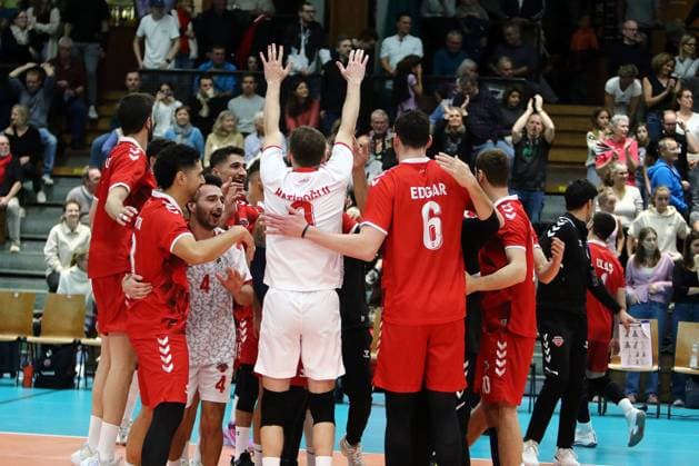 Freude bei den Spielern aus Ankara nach dem Sieg, He-Volleyballl, CEV Challenge Cup, 2024 25, WWK Volleys Herrsching vs SK Ankara, 05.12.24, GCDW Arena, Herrsching Copyright: WolfgangxFehrmann