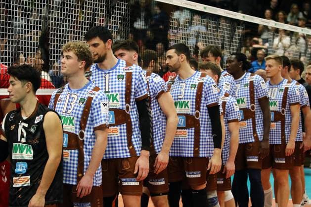 Herrschinger Spieler mit Frust nach der Niederlage He-Volleyballl, CEV Challenge Cup, 2024 25, WWK Volleys Herrsching vs SK Ankara, 05.12.24, GCDW Arena, Herrsching Copyright: WolfgangxFehrmann