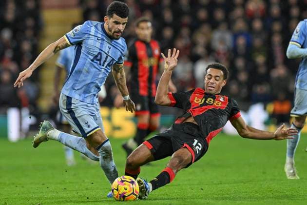 Sport Bilder des Tages Bournemouth v Tottenham Hotspur Premier League Dominic Solanke of Tottenham Hotspur tangles with Tyler Adams of Bournemouth during the Premier League match at the Vitality Stadium, Bournemouth UK Newspapers OUT Copyright: xJeremyxLandeyx FIL-21038-0107