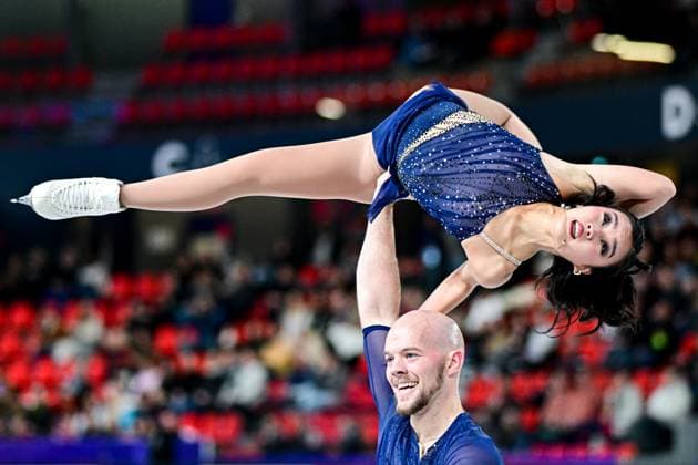 Bilder des Jahres 2024, Sport 12 Dezember Sport Themen der Woche KW 49 Sport Bilder des Tages Ellie KAM & Danny O SHEA (USA), during Senior Pairs Short Program, at the ISU Grand Prix of Figure skating, Eiskunstlauf Final 2024, at Patinoire Polesud, on December 5, 2024 in Grenoble, France. Noxthirdxpartyxsales  (275357850)